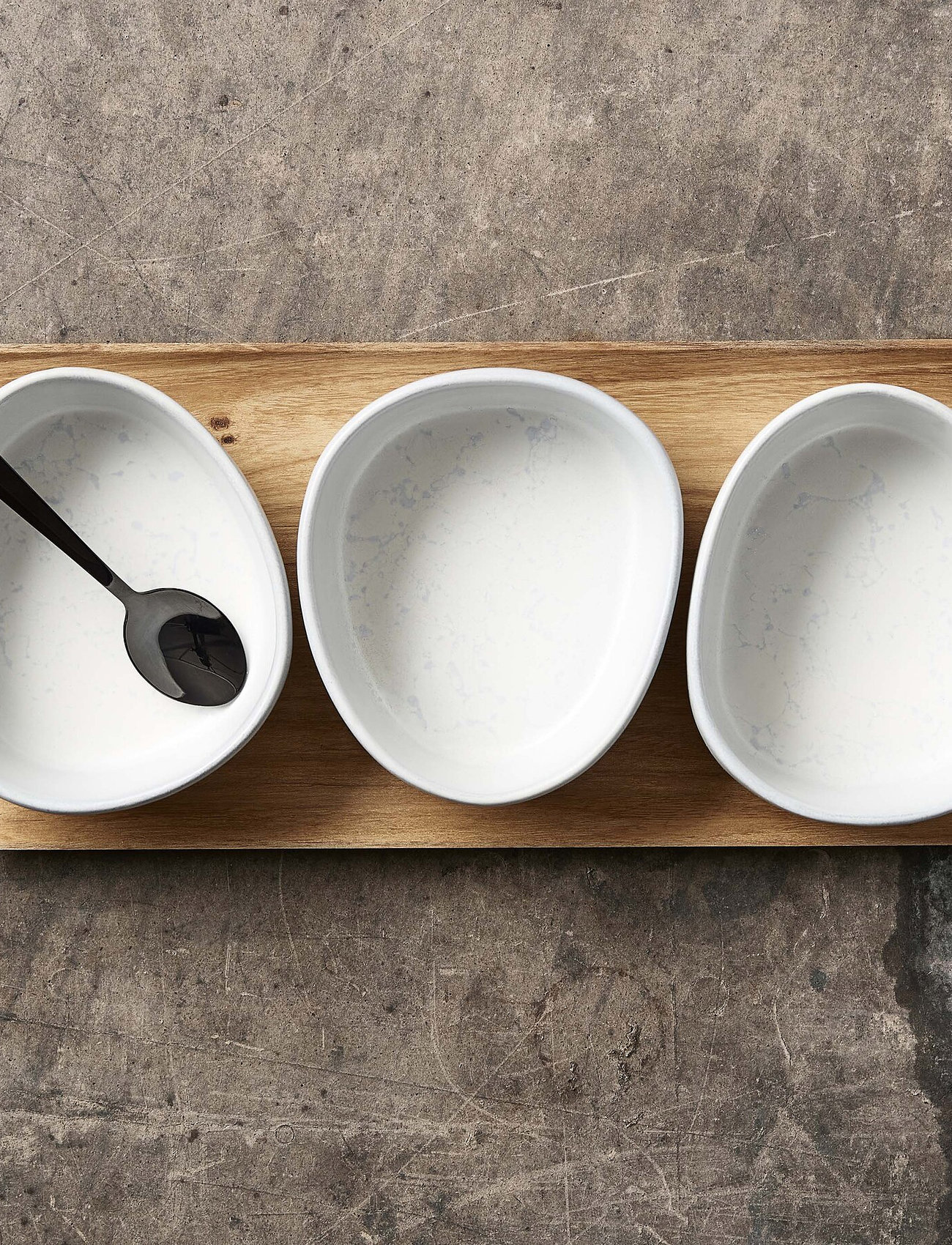 Aida - RAW 3 x organic Arctic White bowl on teakwooden board Bowl - serving bowls - white - 1