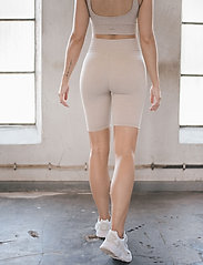 AIM'N - Ribbed Seamless Biker Shorts - seamless tights - beige  - 4