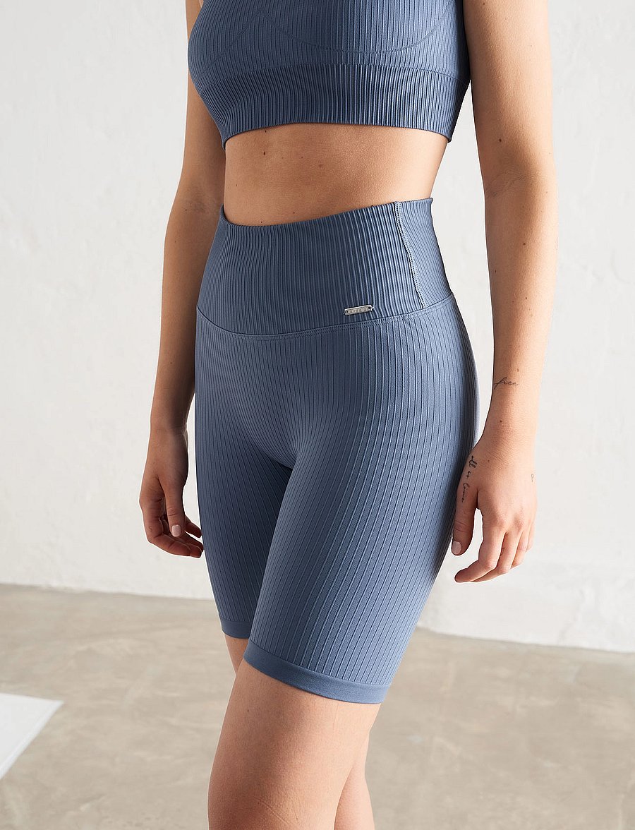 aim´n - Ribbed Seamless Biker Shorts - 1/2 länge - arctica - 0