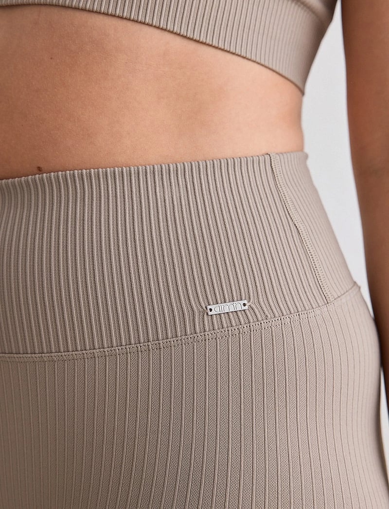 aim´n - Ribbed Seamless Midi Biker Shorts - kurze tights - dark clay - 4