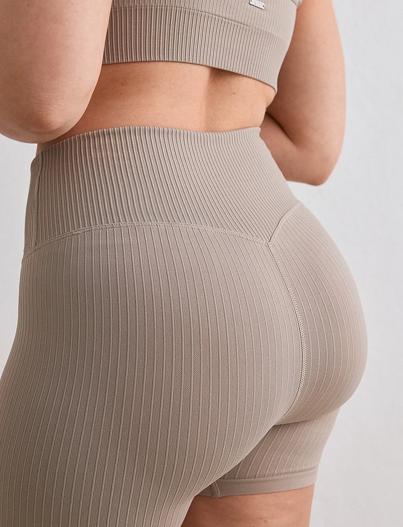 aim´n - Ribbed Seamless Midi Biker Shorts - kurze tights - dark clay - 5
