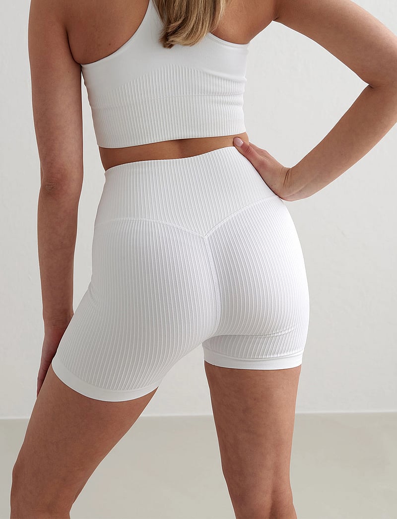 aim´n - Ribbed Seamless Midi Biker Shorts - korta tights - white - 0