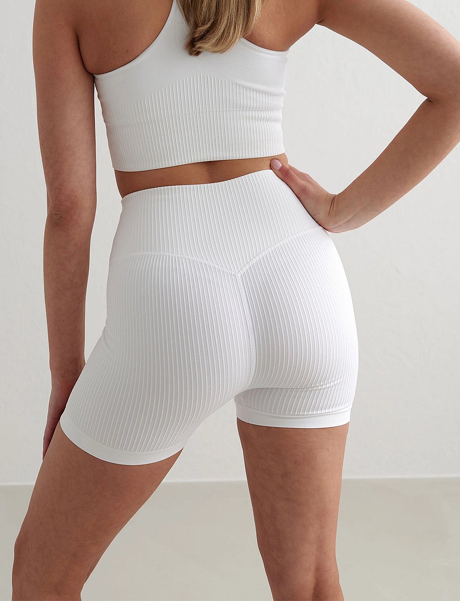 aim´n - Ribbed Seamless Midi Biker Shorts - 1/2 länge - white - 0