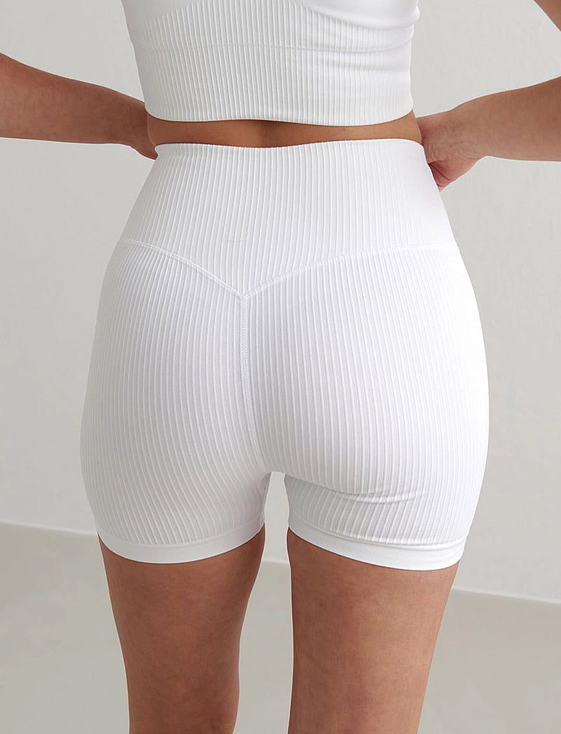 aim´n - Ribbed Seamless Midi Biker Shorts - korta tights - white - 5