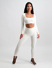 AIM'N - Luxe Seamless Crop Long Sleeve - pitkähihaiset topit - off-white - 4