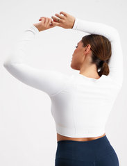 AIM'N - LUXE SEAMLESS CROPPED LONG SLEEVE - crop-tops - white - 4