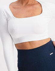 AIM'N - LUXE SEAMLESS CROPPED LONG SLEEVE - crop tops - white - 5