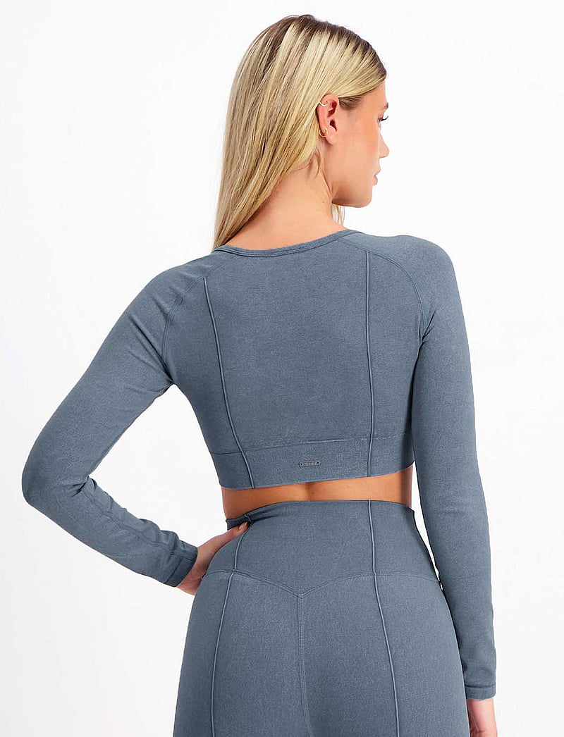 aim´n - Washed Denim Seamless Cropped Long Sleeve - crop-tops - washed denim - 4