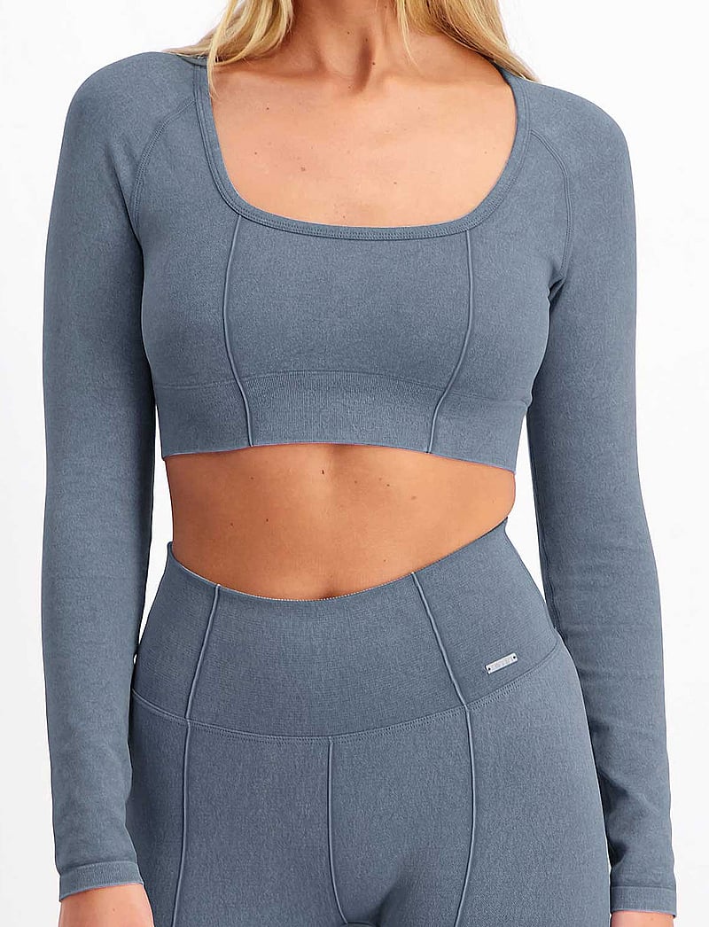 aim´n - Washed Denim Seamless Cropped Long Sleeve - crop-tops - washed denim - 5