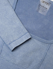 AIM'N - Washed Denim Seamless Cropped Long Sleeve - któtkie bluzki - washed denim - 7