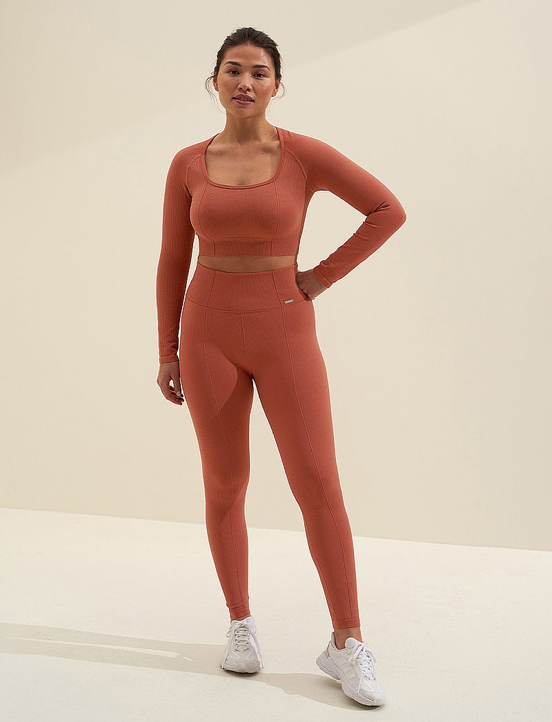 aim´n - Luxe Seamless Crop Long Sleeve - crop tops - rouge - 3