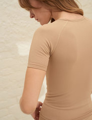 AIM'N - Luxe Seamless Short Sleeve - sport tops - solid beige - 6