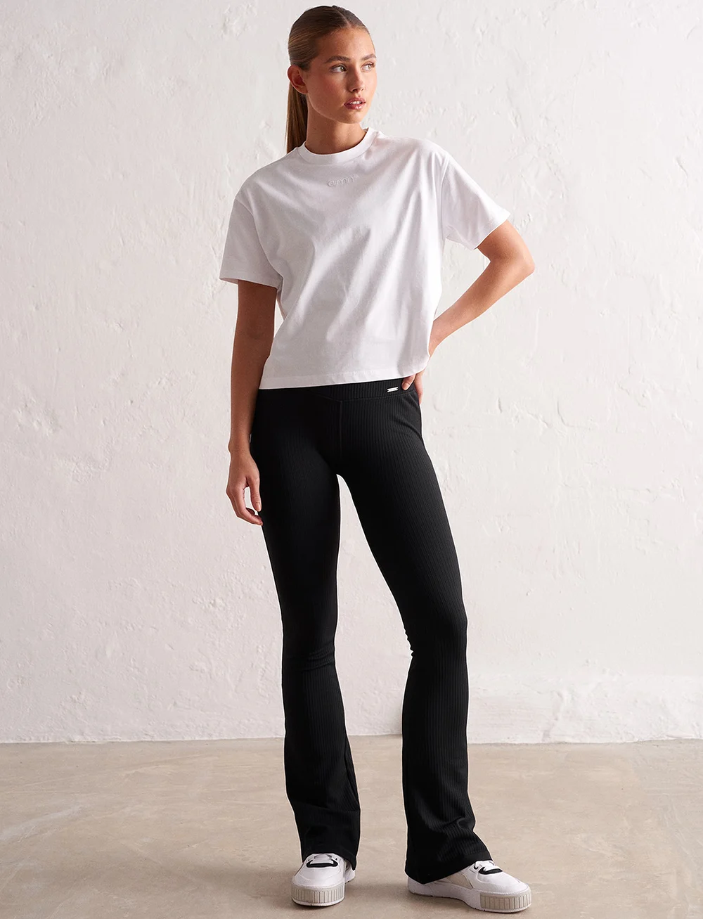 aim´n - Ribbed Seamless Flare Tights - Õmblusteta retuusid - black - 5