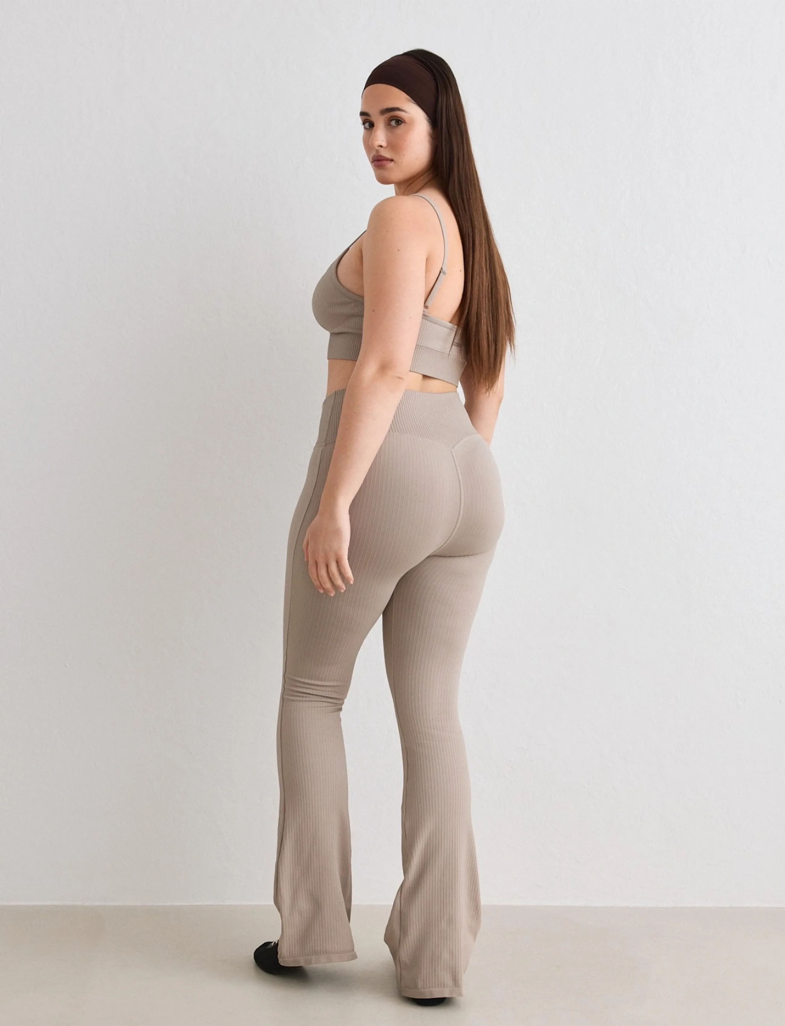 aim´n - Ribbed Seamless Flare Tights - treenitrikoot - dark clay - 3