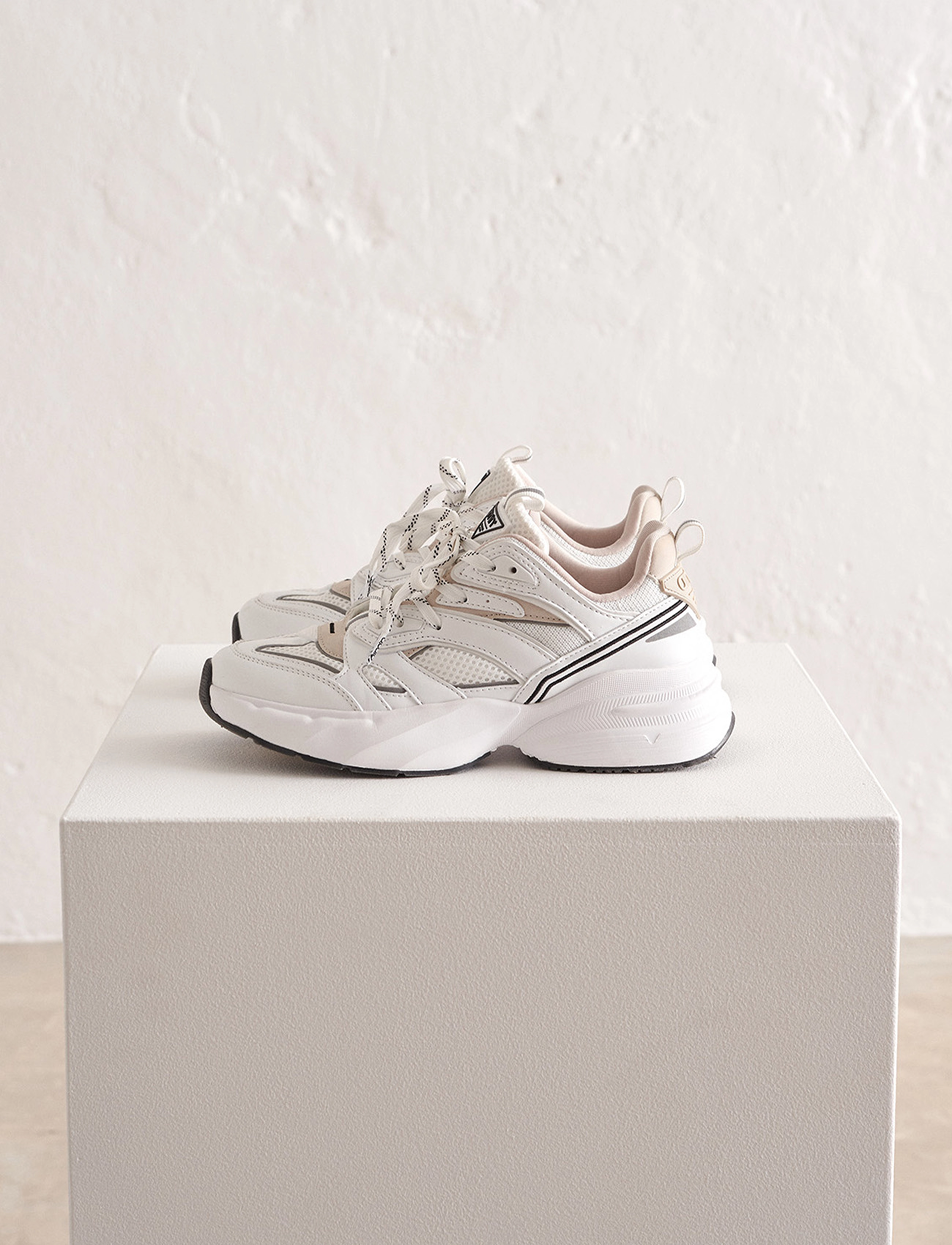Låg sneaker 'Athena 100' beige / svart 8