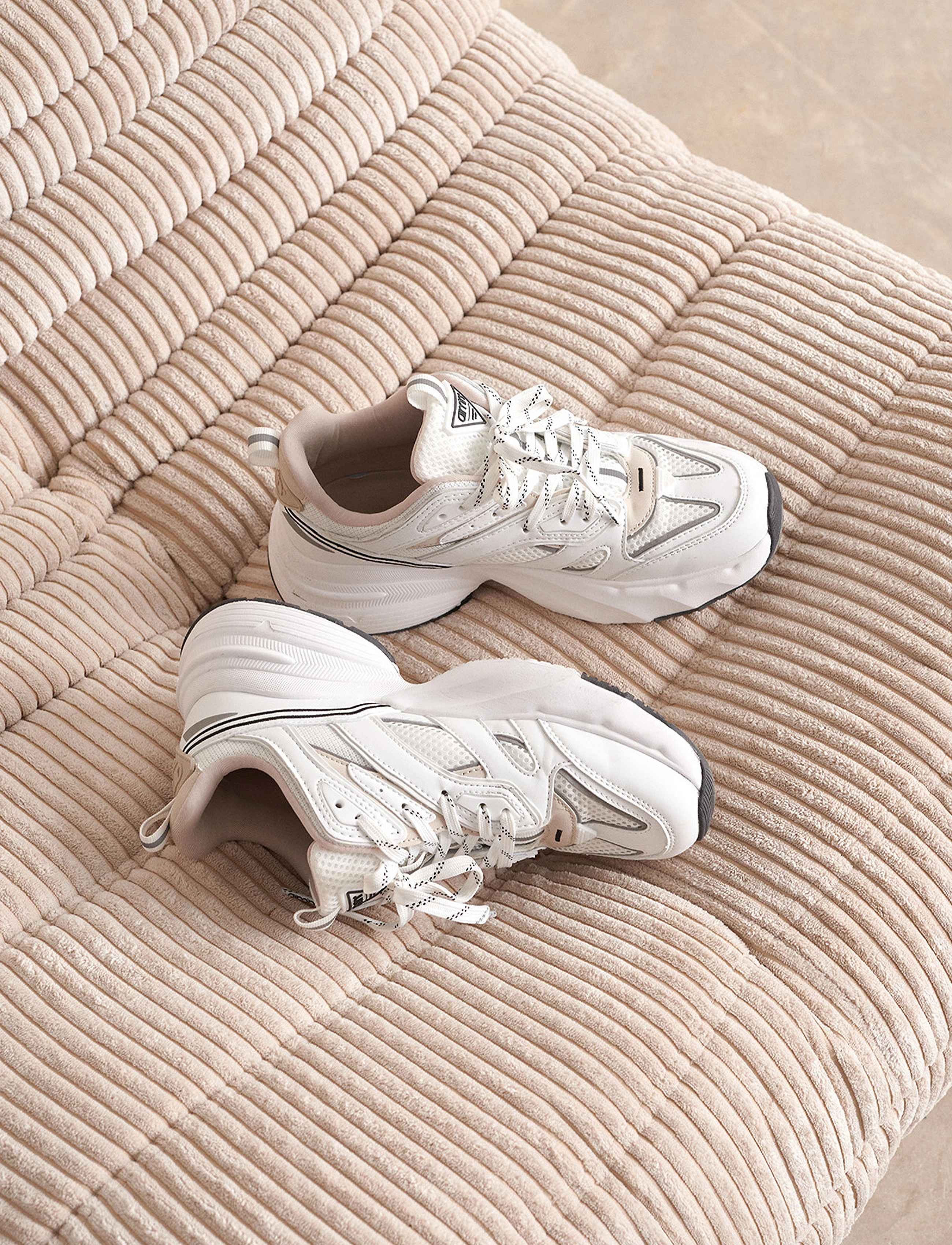 Låg sneaker 'Athena 100' beige / svart 10