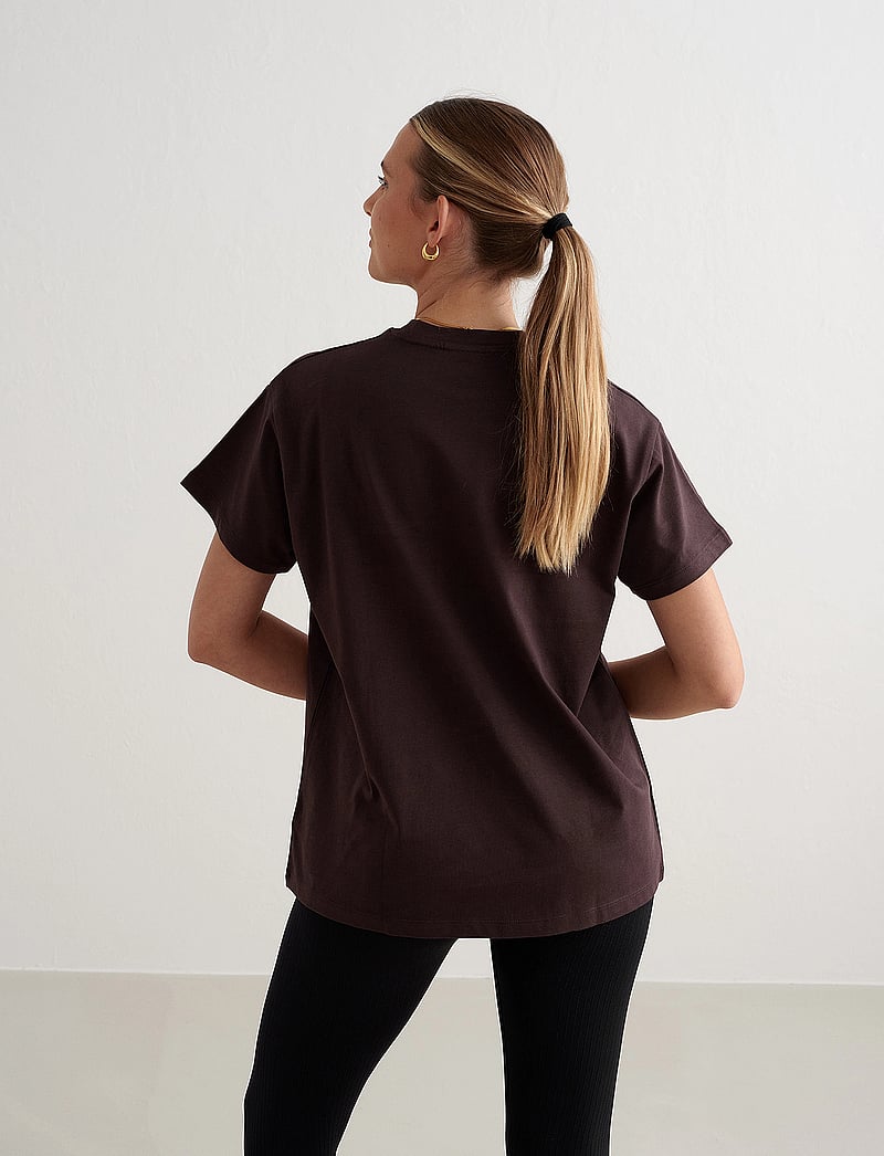 aim´n - Serif Boyfriend T-shirt - alussärgid ja t-särgid - cacao - 3