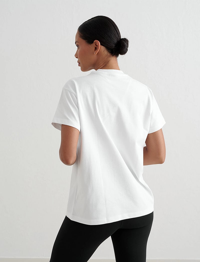 aim´n - Serif Boyfriend T-shirt - t-shirts - white - 4