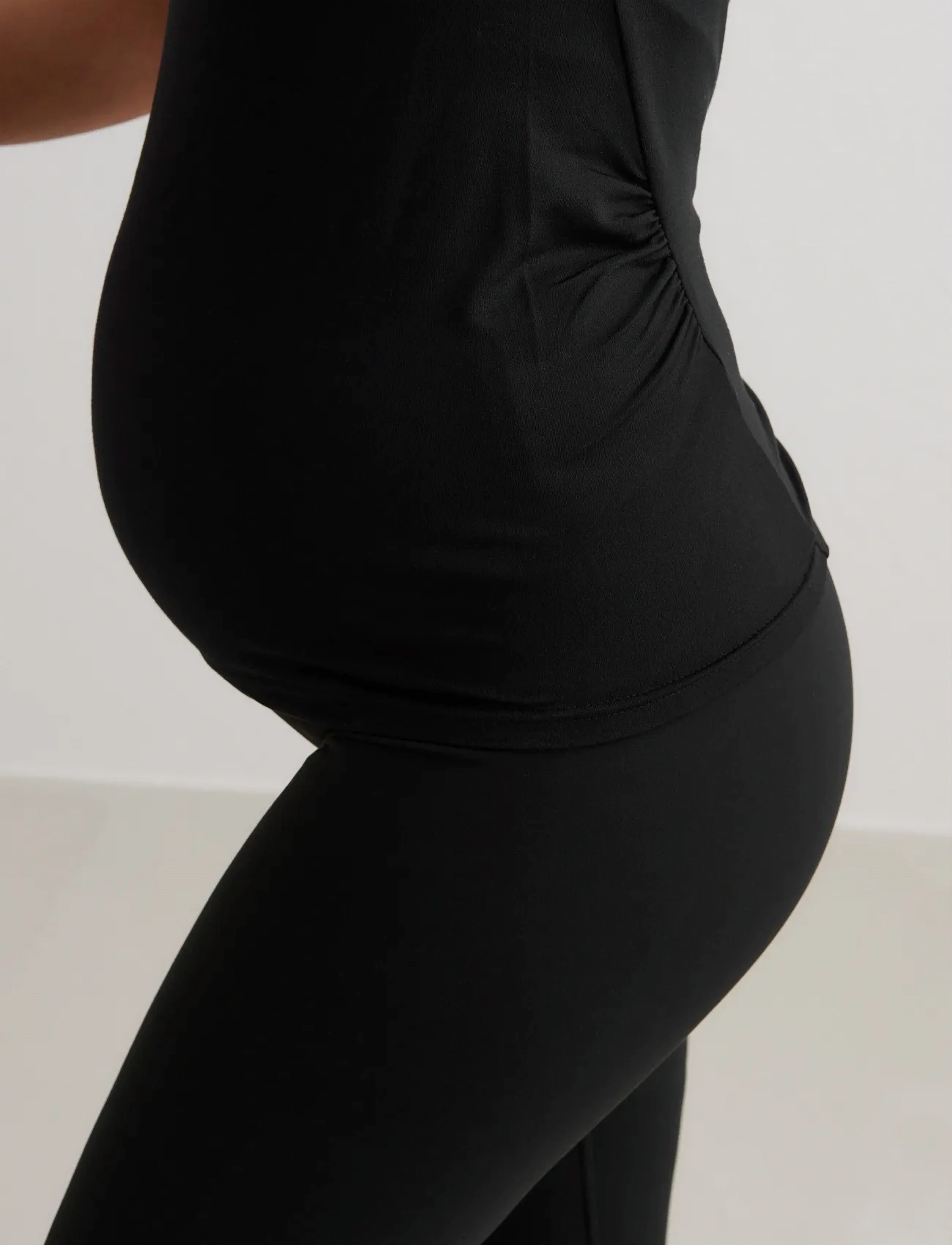 aim´n - Soft Basic Maternity Short Sleeve - t-särgid - black - 5