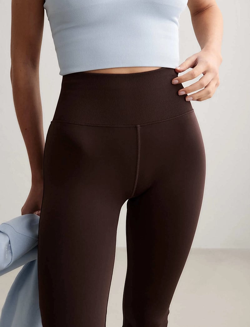aim´n - Shape Seamless Flare Tights - trainingstights - chocolate - 4