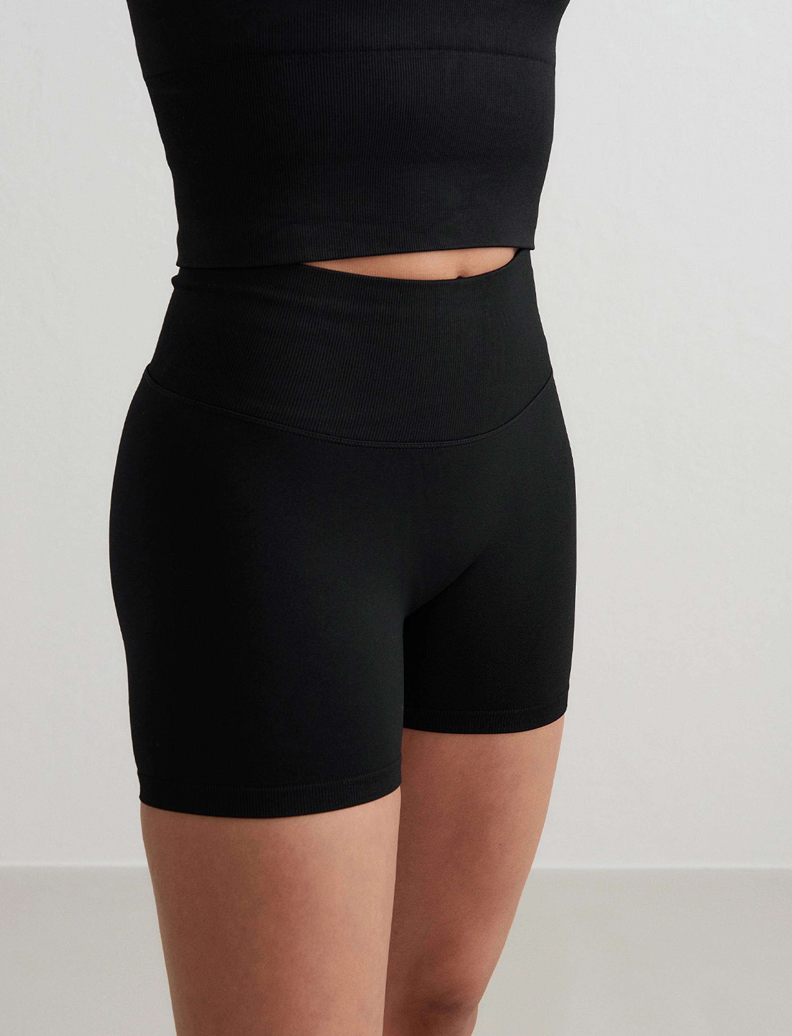 aim´n - Shape Seamless Hotpants - 1/2 lengde - black - 5