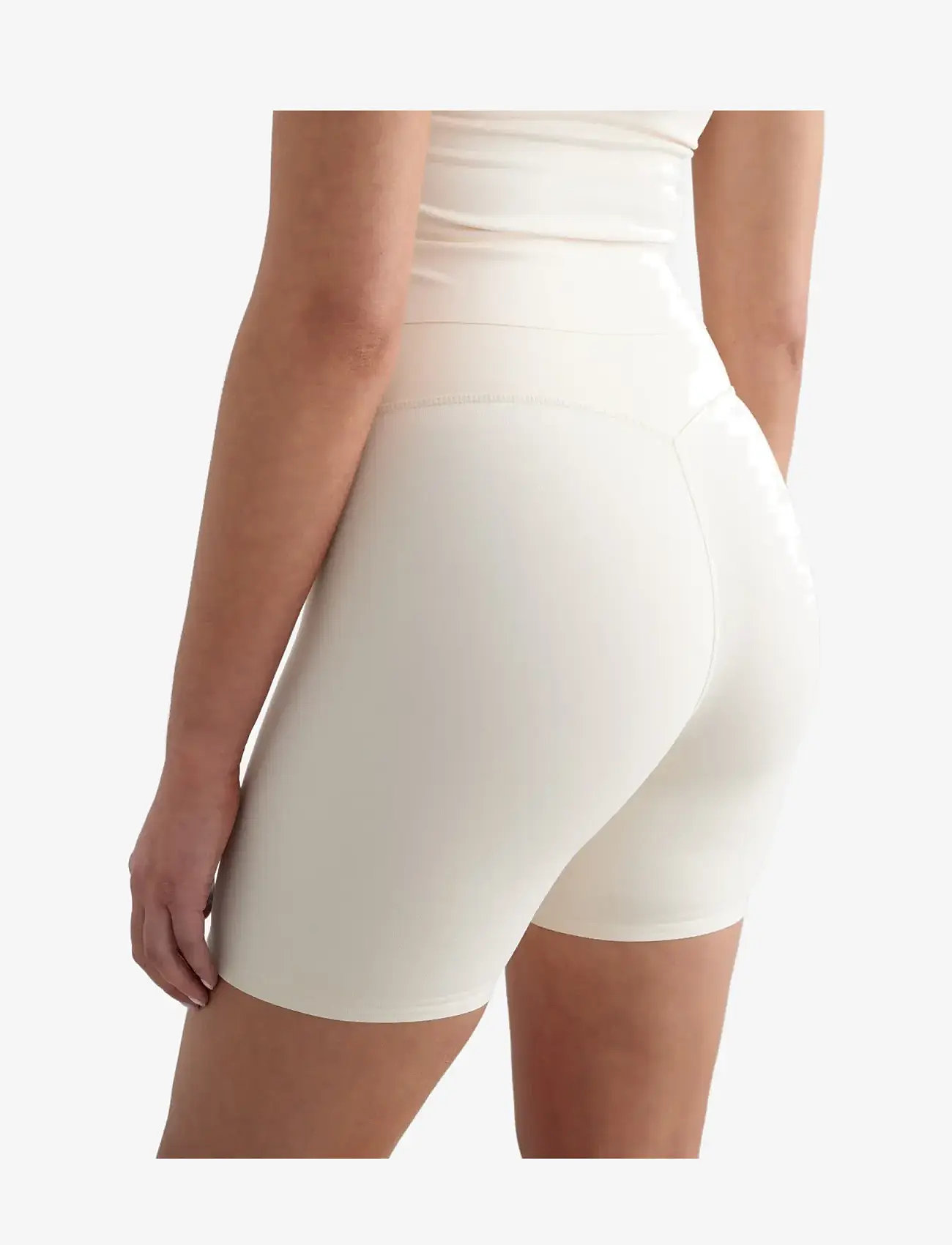 aim´n - Sense Midi Biker Shorts - rattapüksid - almond white - 3