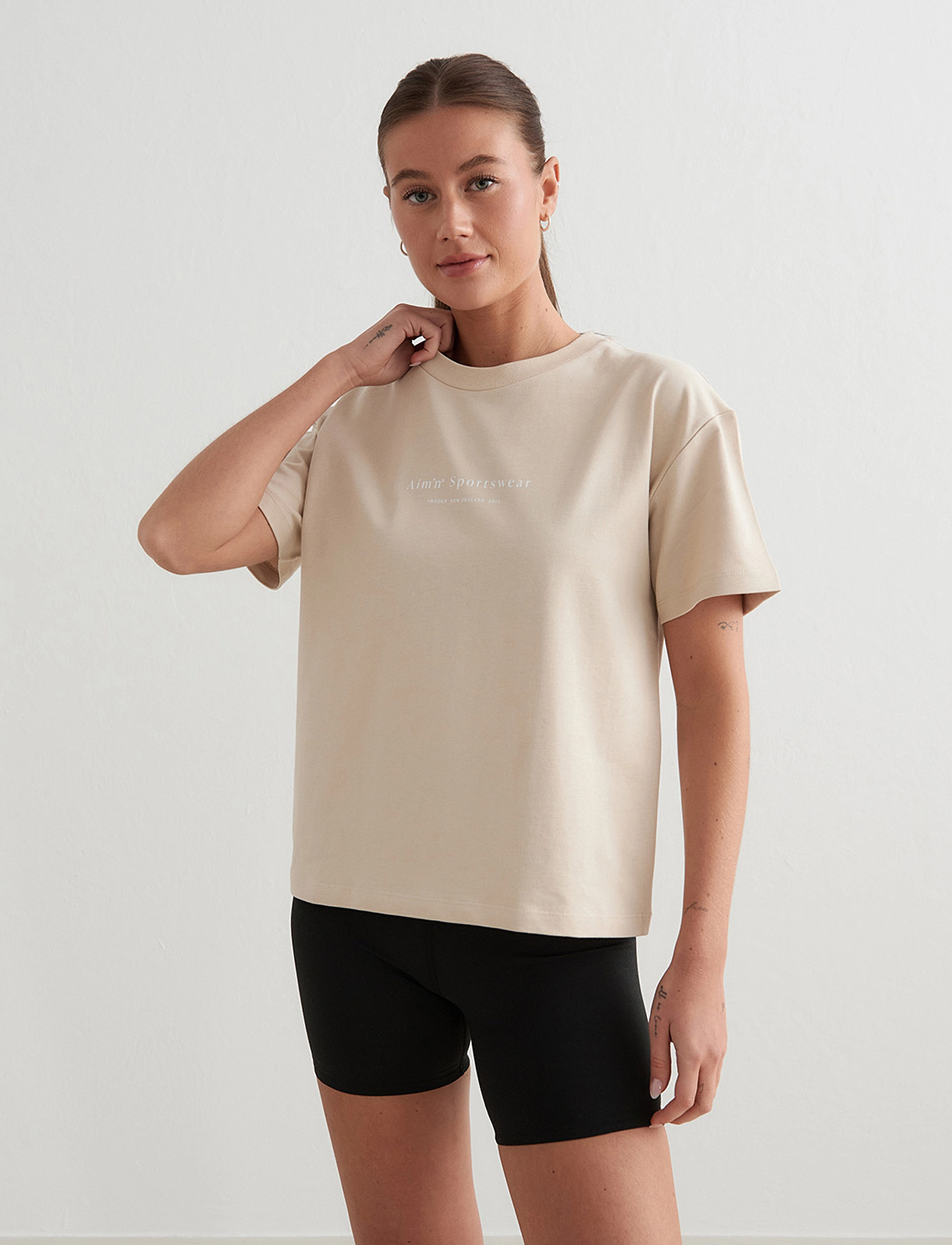 aim´n - Serif Boxy T-Shirt - t-shirts - cafÉ au lait - 3