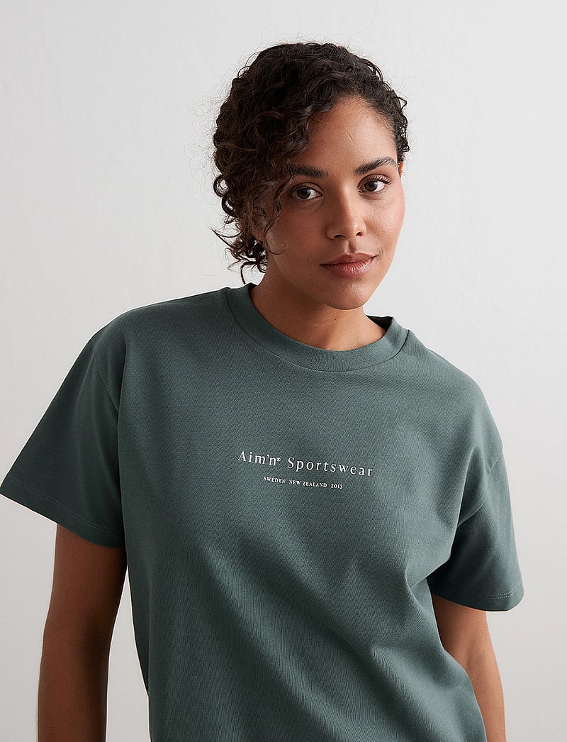 aim´n - Serif Boxy T-Shirt - t-shirts - sage - 0