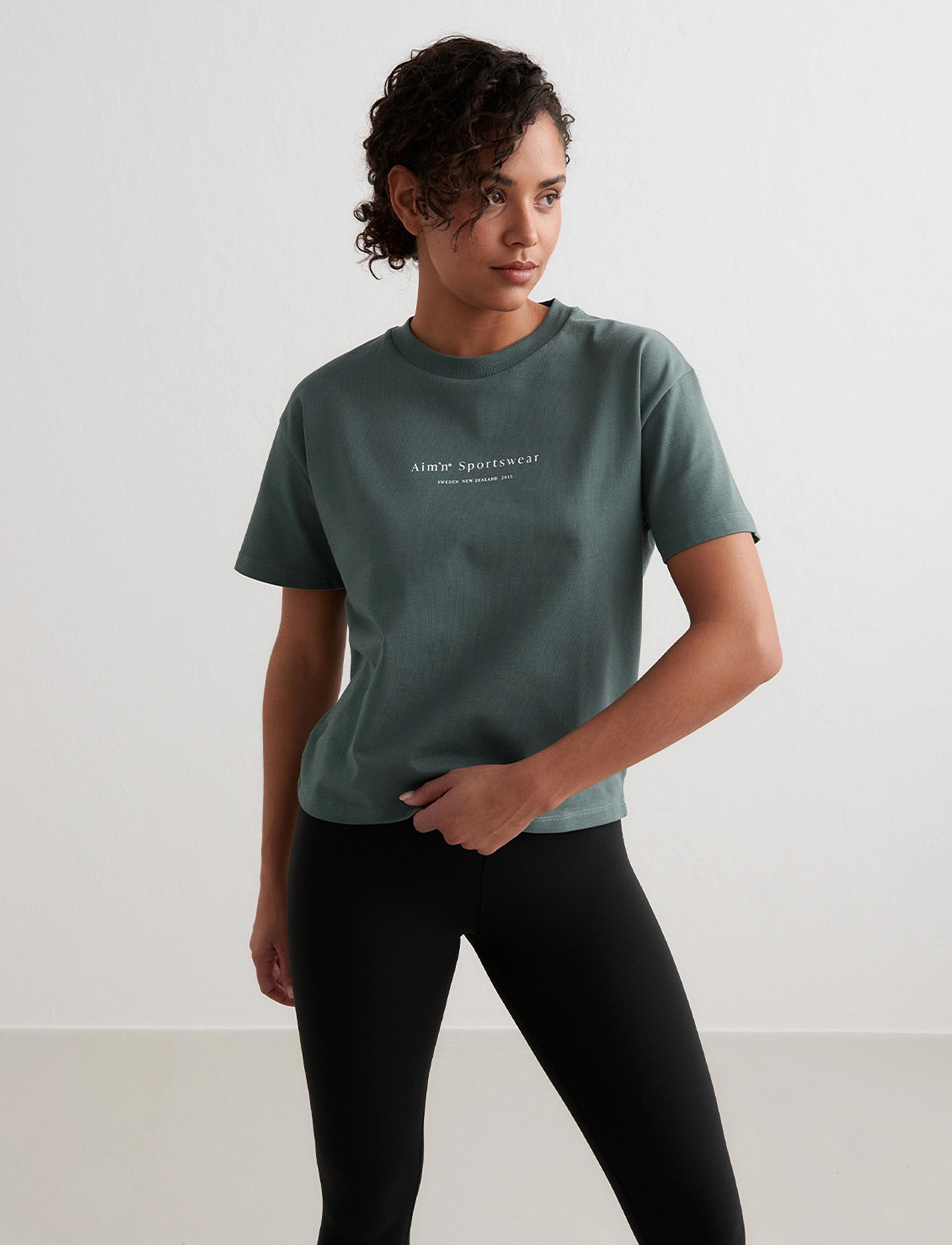 Aimn Serif Boxy T-Shirt dam – bild 2