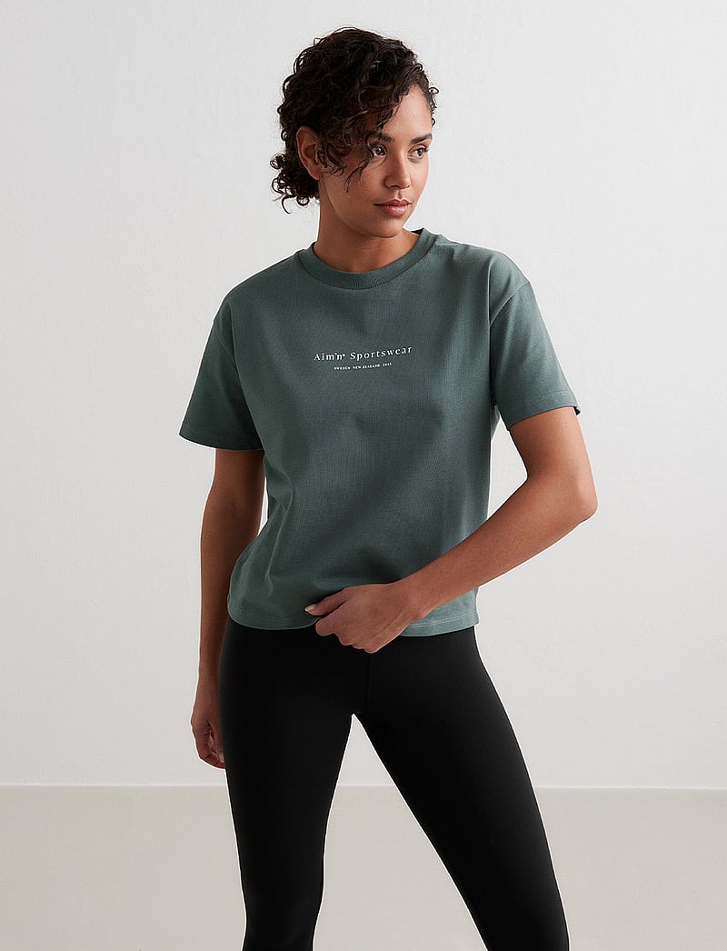 aim´n - Serif Boxy T-Shirt - t-shirts - sage - 3