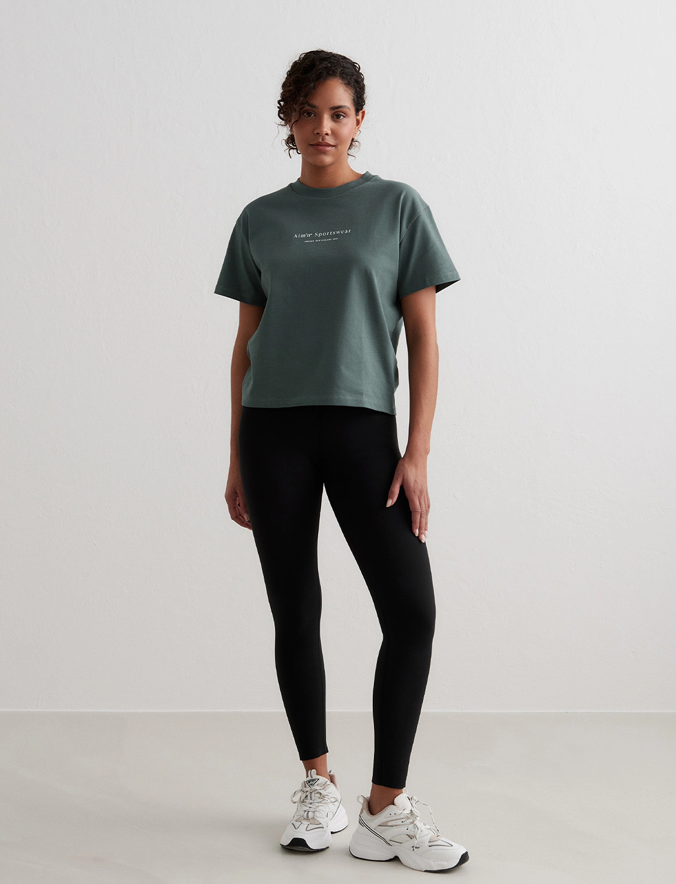 Aimn Serif Boxy T-Shirt dam – bild 3