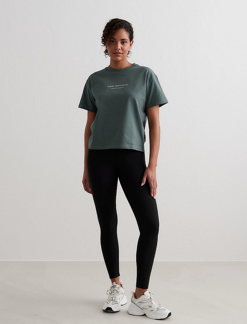 aim´n - Serif Boxy T-Shirt - t-shirts - sage - 4