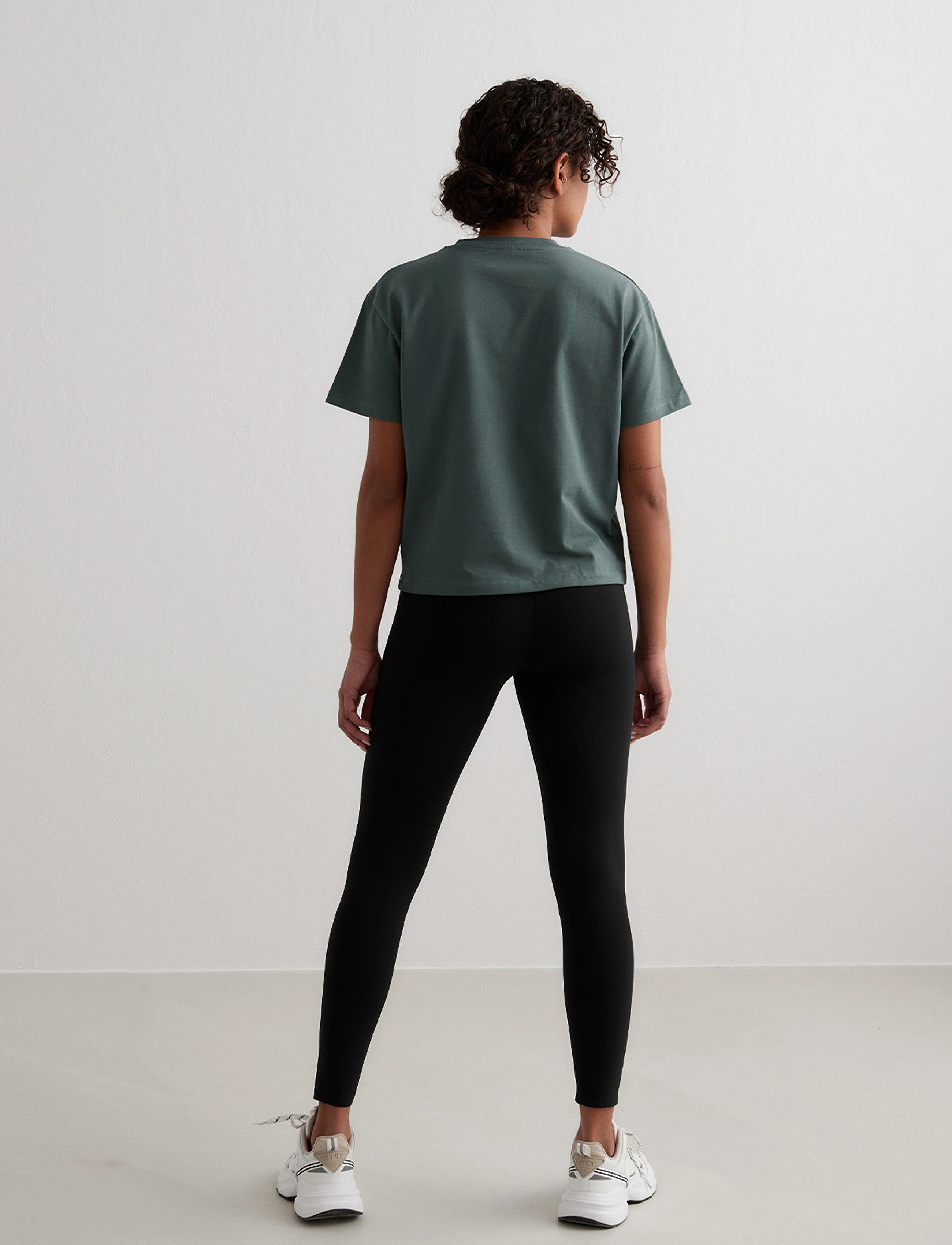 aim´n - Serif Boxy T-Shirt - t-shirts - sage - 5