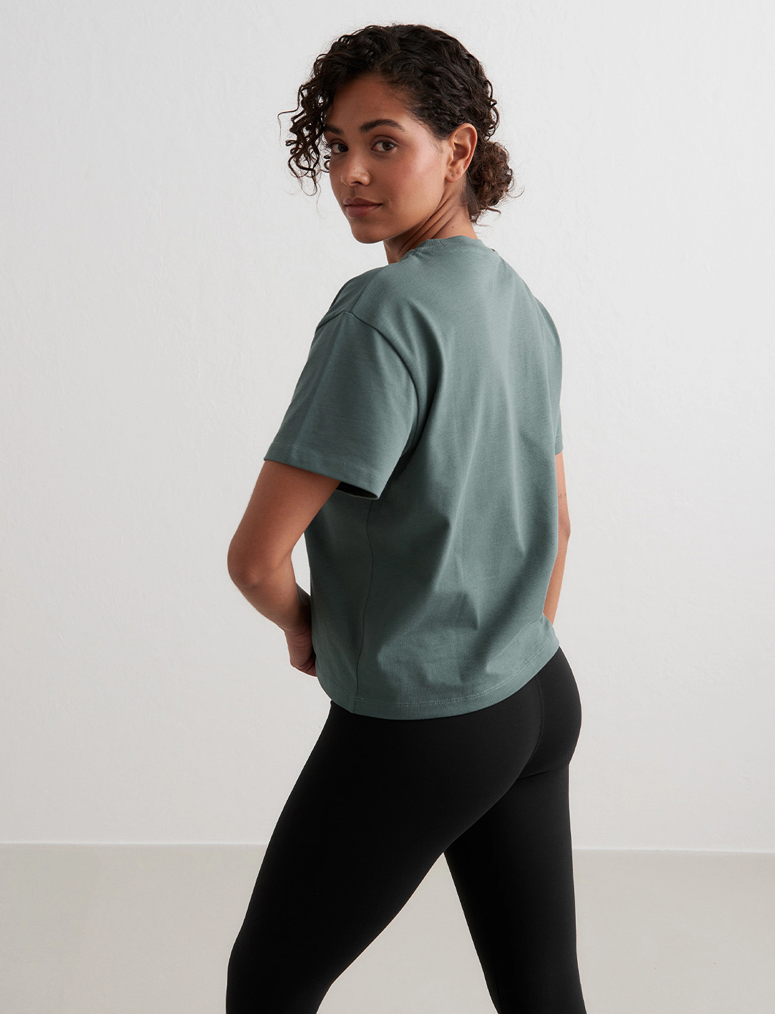Aimn Serif Boxy T-Shirt dam – bild 5