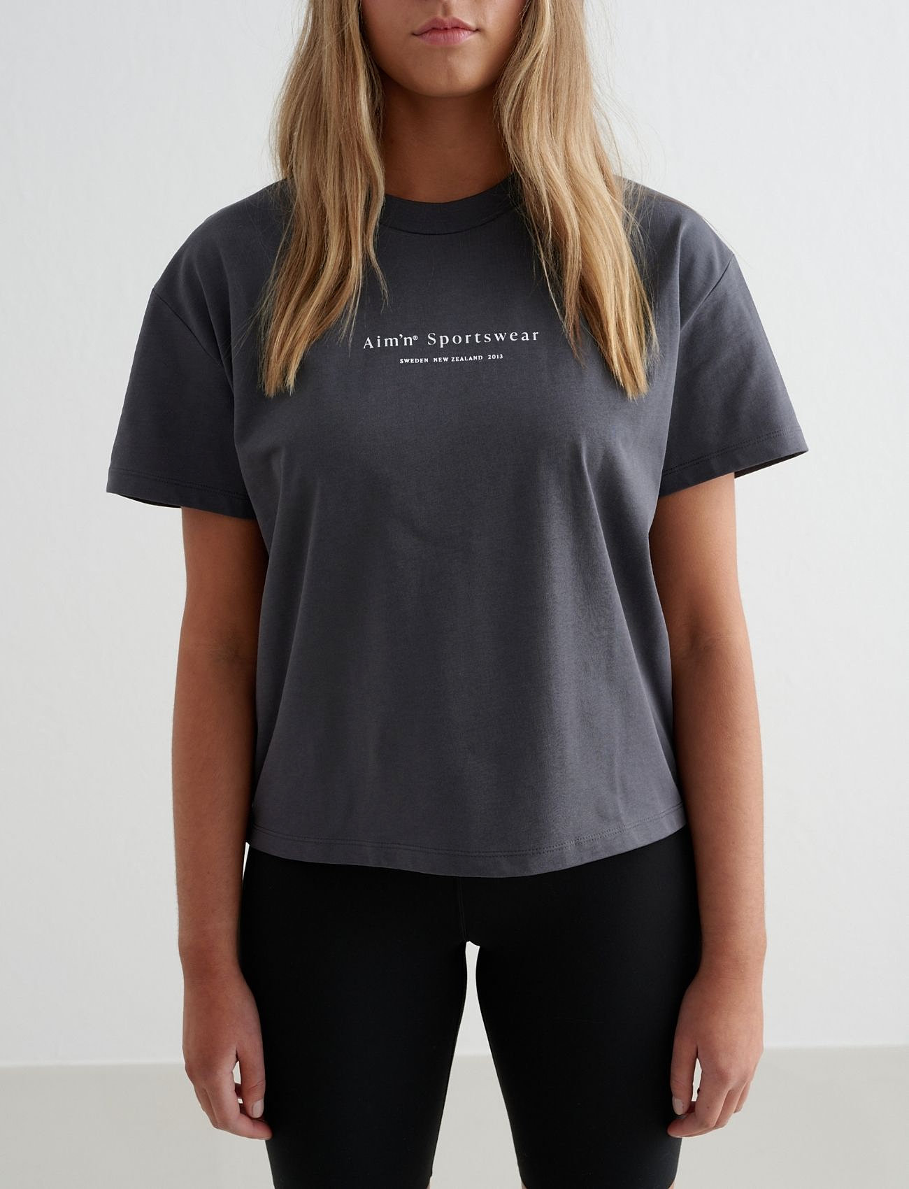 aim´n - Serif Boxy T-Shirt - t-shirts - shadow grey - 0