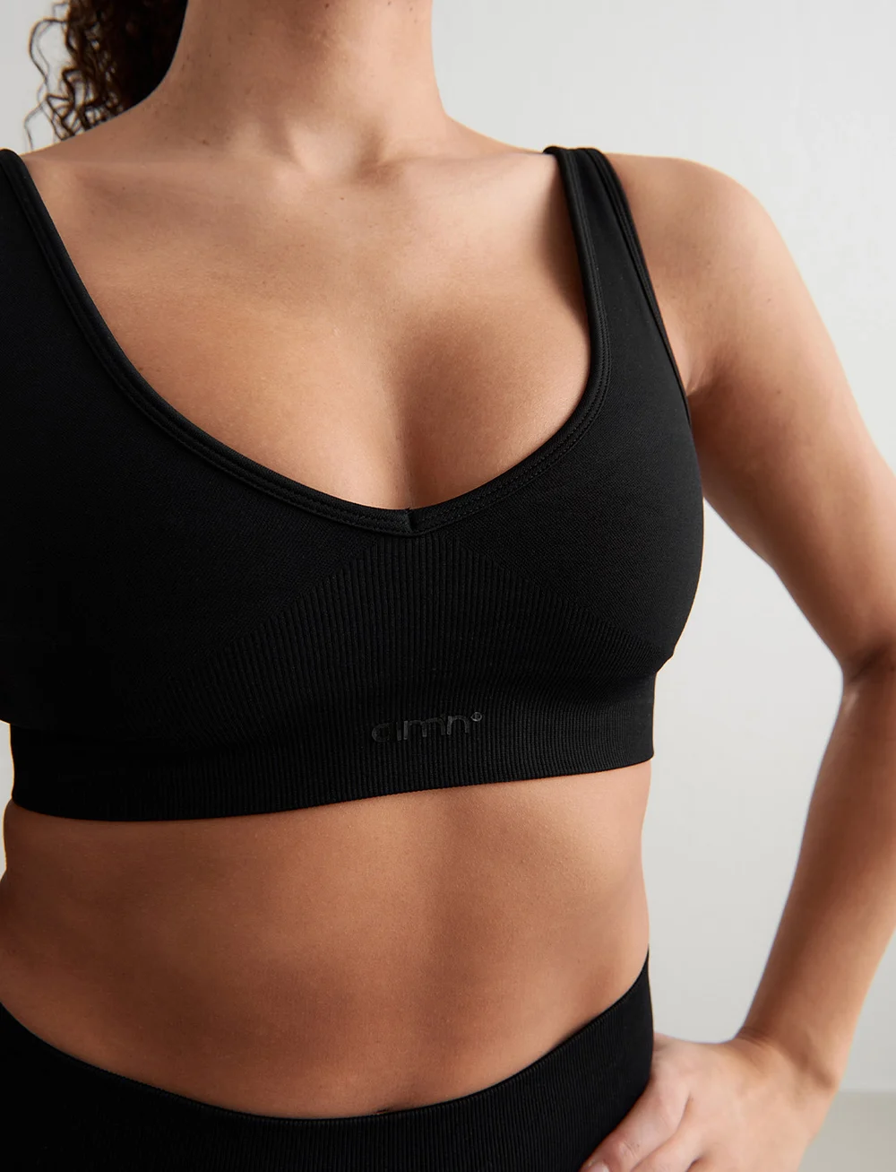 aim´n - Shape Seamless Deep Cut Bra - sport-bhs - black - 5