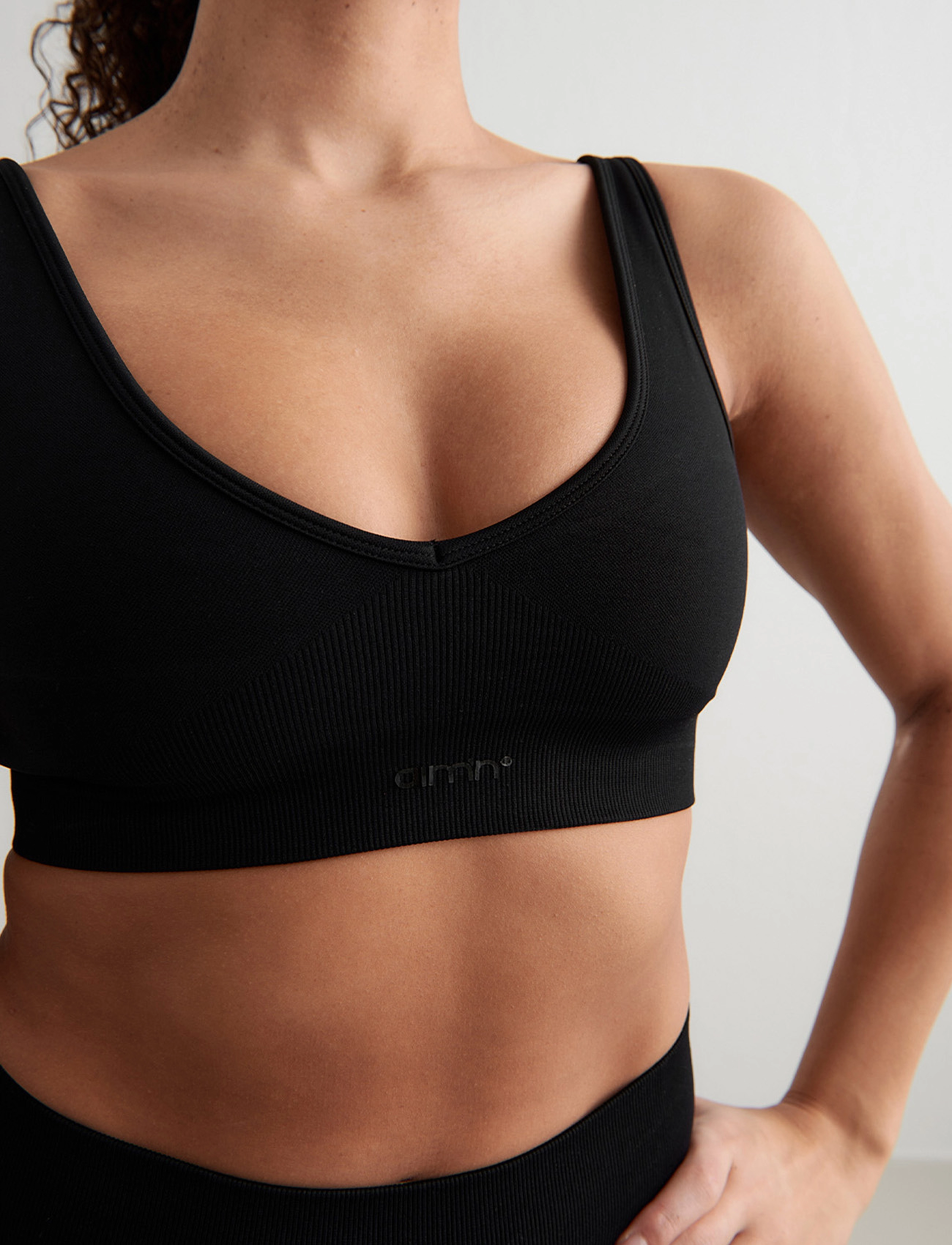 aim´n - Shape Seamless Deep Cut Bra - sports bras - black - 5