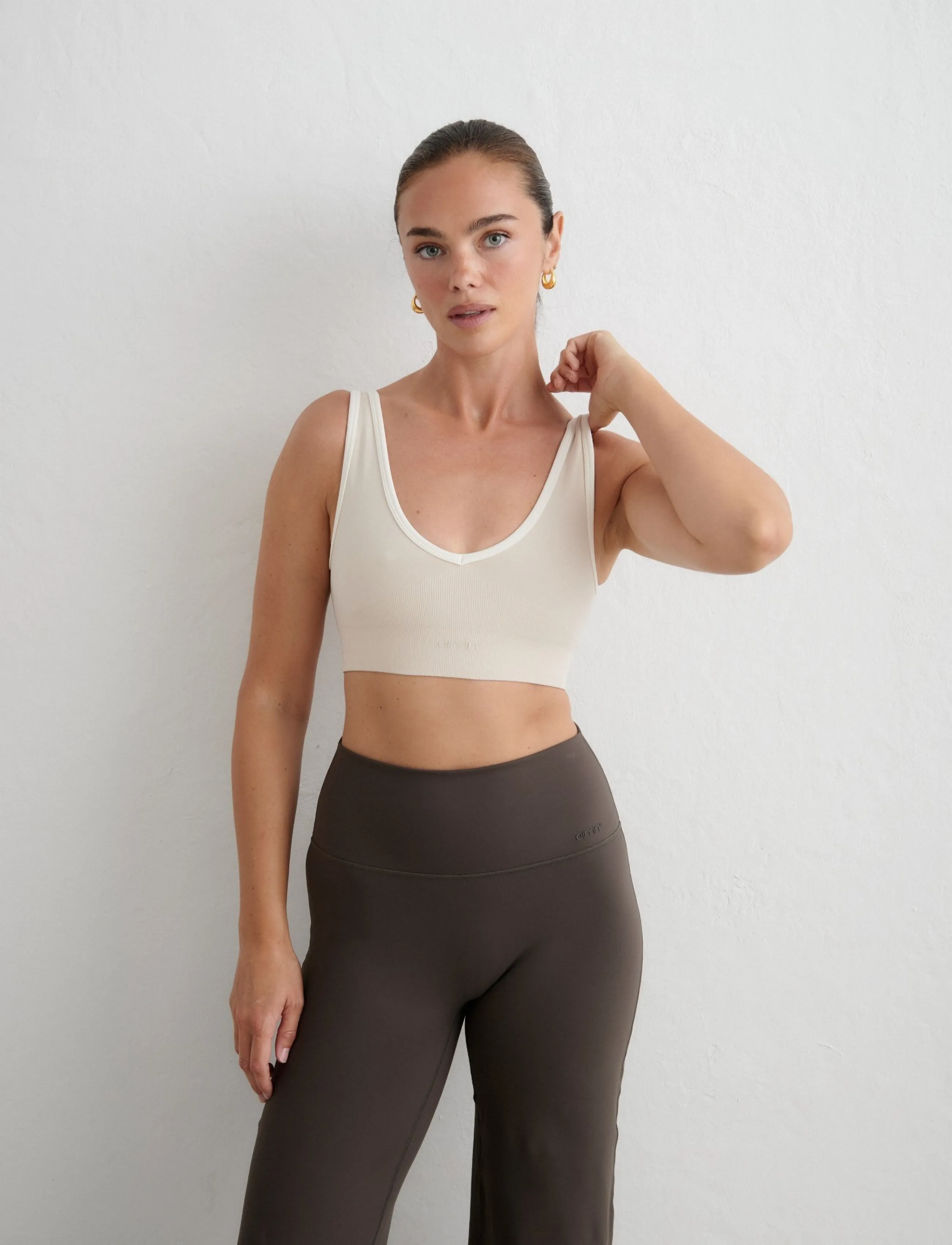 aim´n - Shape Seamless Deep Cut Bra - sport bras: low - sand - 4