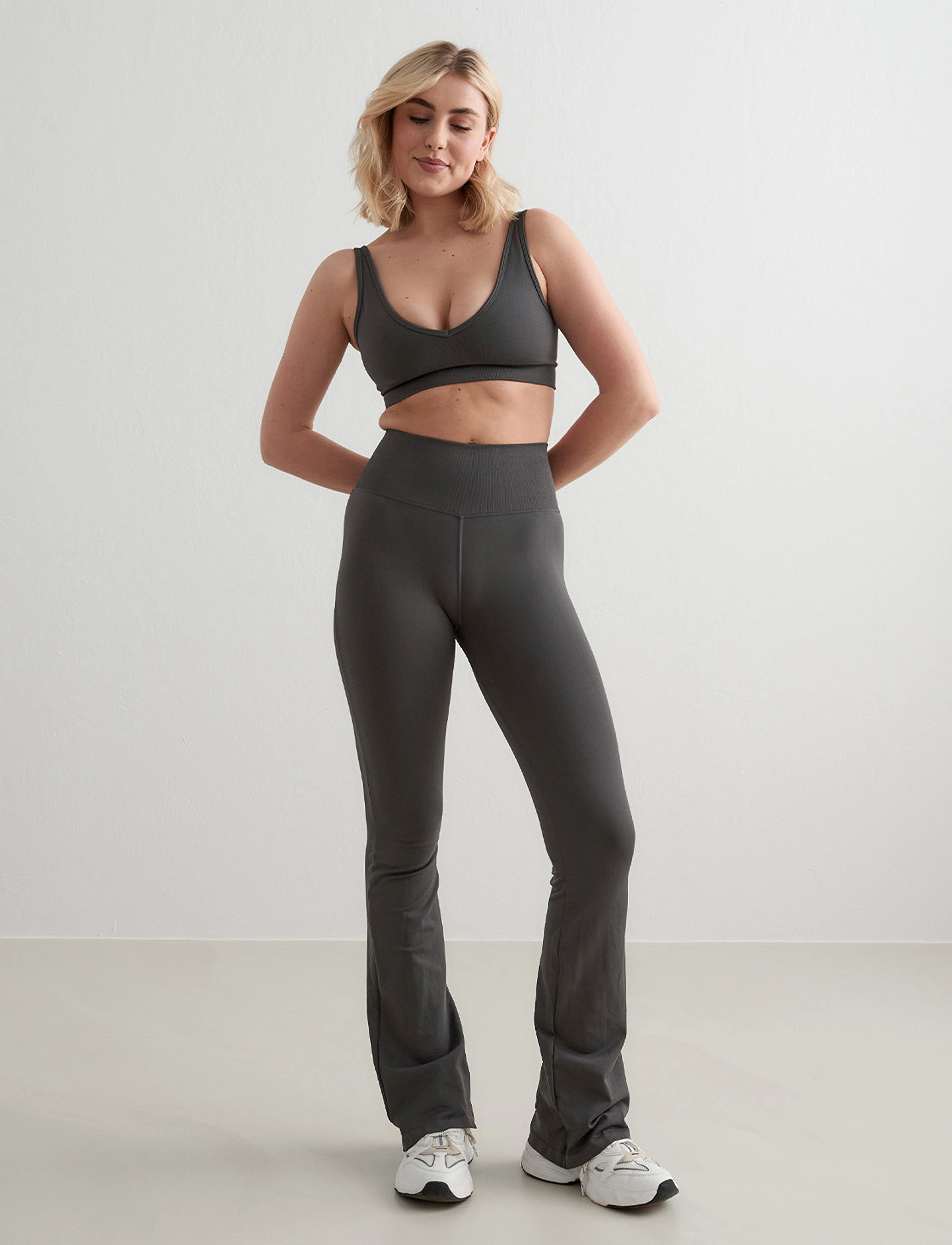 aim´n - Shape Seamless Deep Cut Bra - die niedrigsten preise - shadow grey - 4