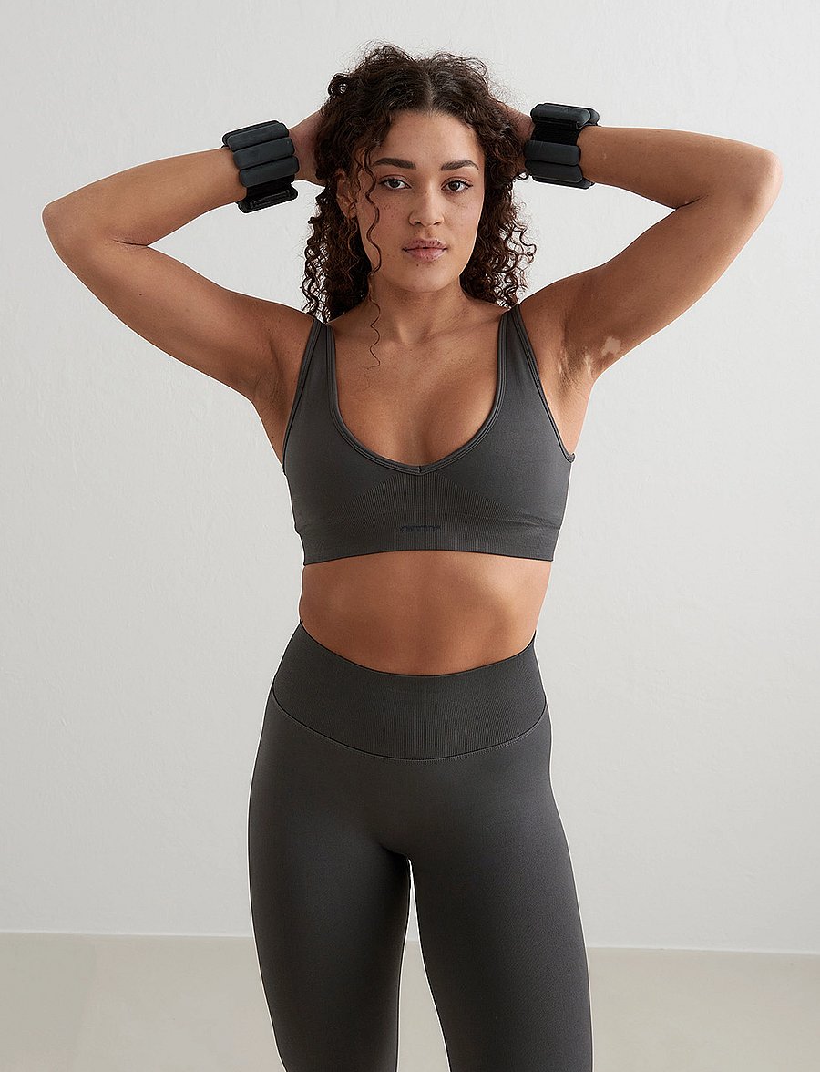 aim´n - Shape Seamless Deep Cut Bra - sports bras - shadow grey - 5