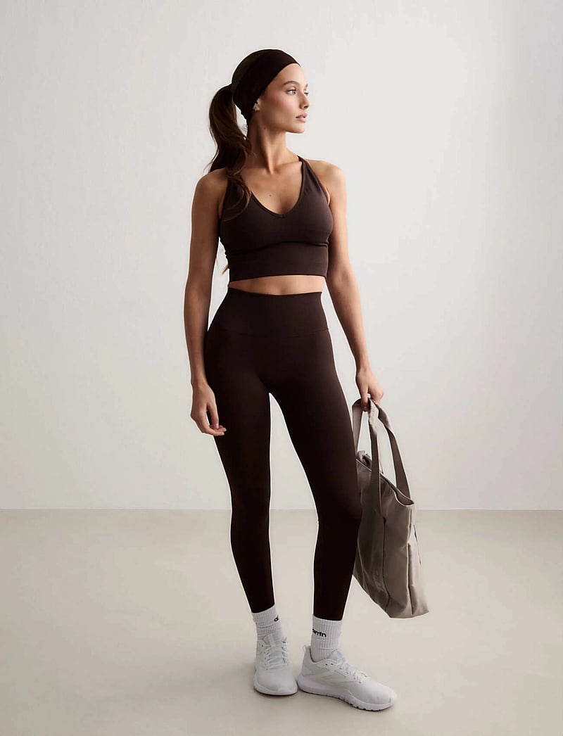 aim´n - Shape Seamless Cross Back Bralette - sport-bhs - chocolate - 0