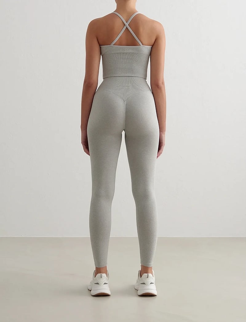 aim´n - Shape Seamless Cross Back Bralette - spordirinnahoidjad - grey melange - 5