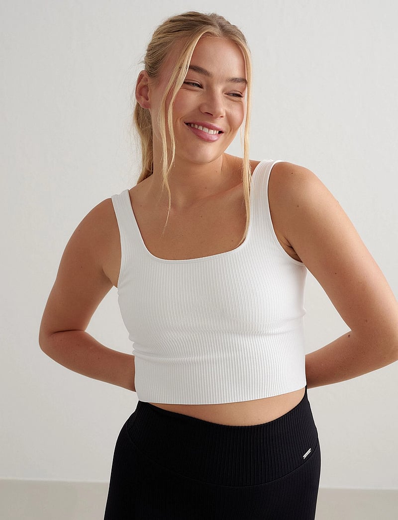 aim´n - Ribbed Seamless Shaping Bralette - któtkie bluzki - white - 0
