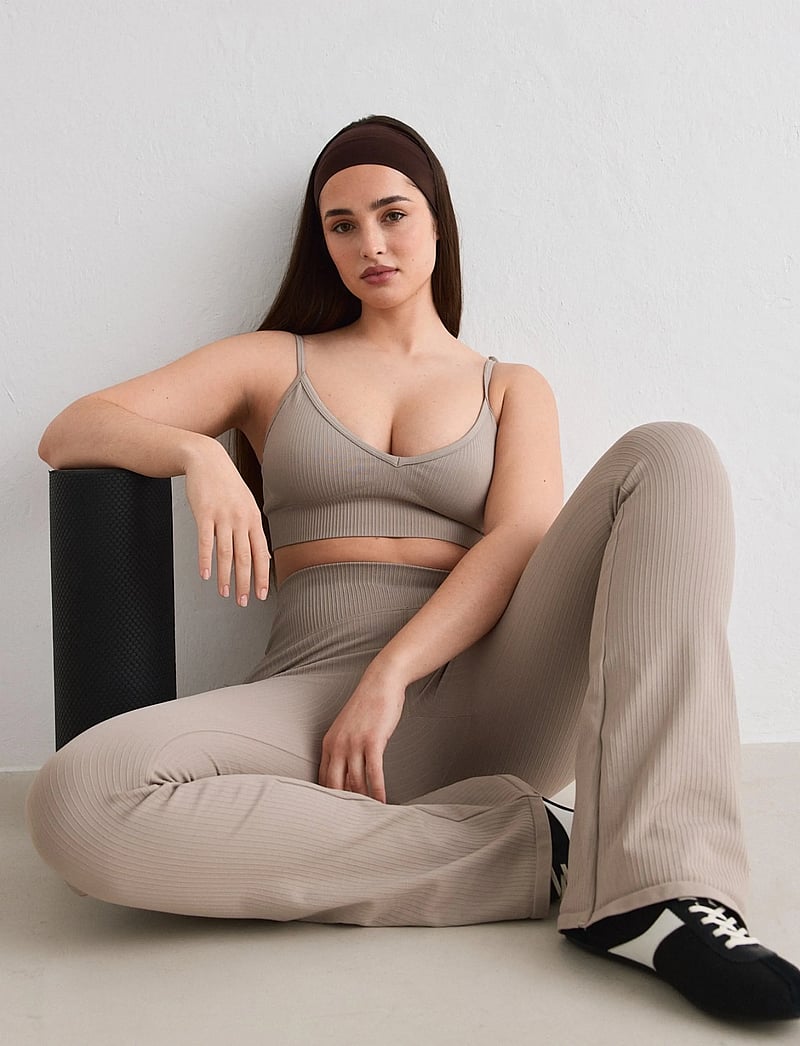 aim´n - Ribbed Seamless Deep Cut Bra - sport-bhs - dark clay - 5