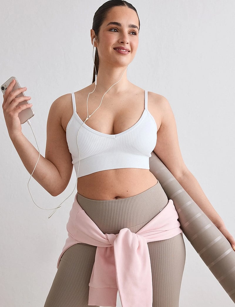 aim´n - Ribbed Seamless Deep Cut Bra - soutiens-gorge de sport - white - 0