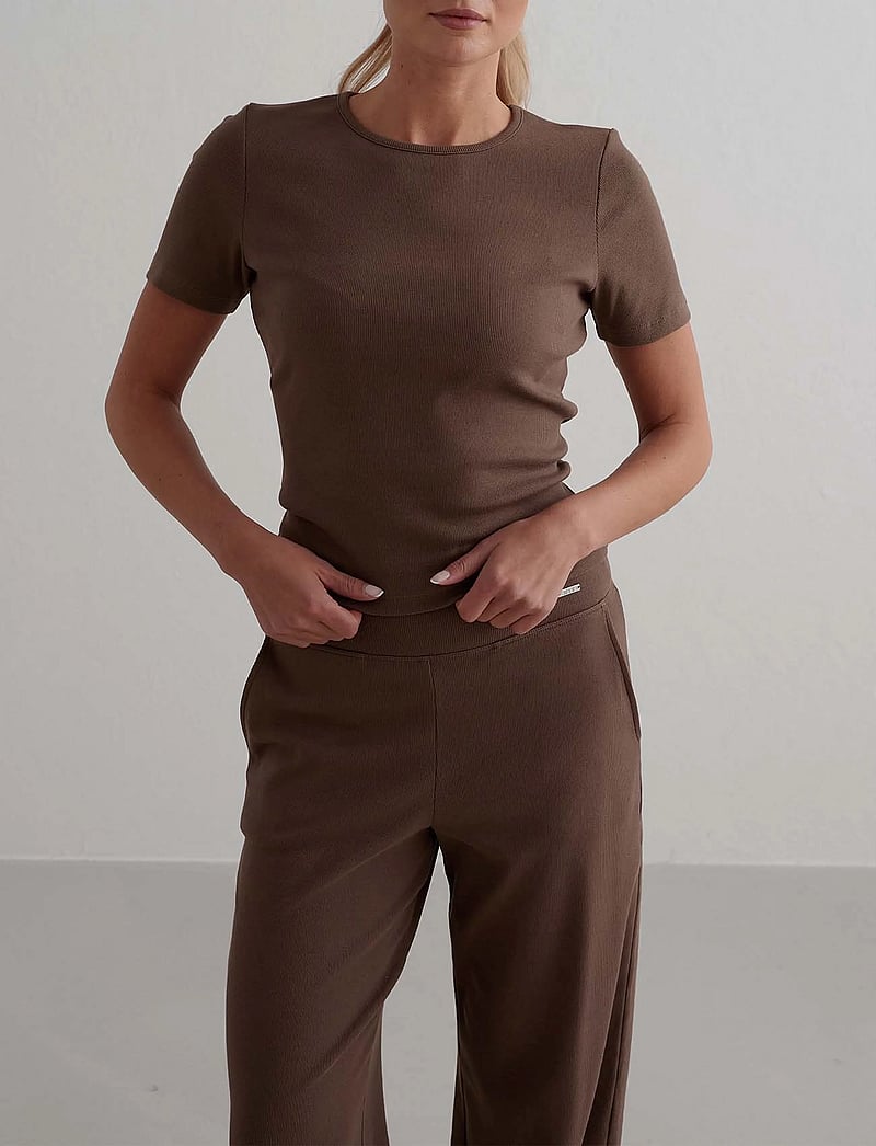 aim´n - Ease Ribbed Short Sleeve - t-shirts - macchiato - 0