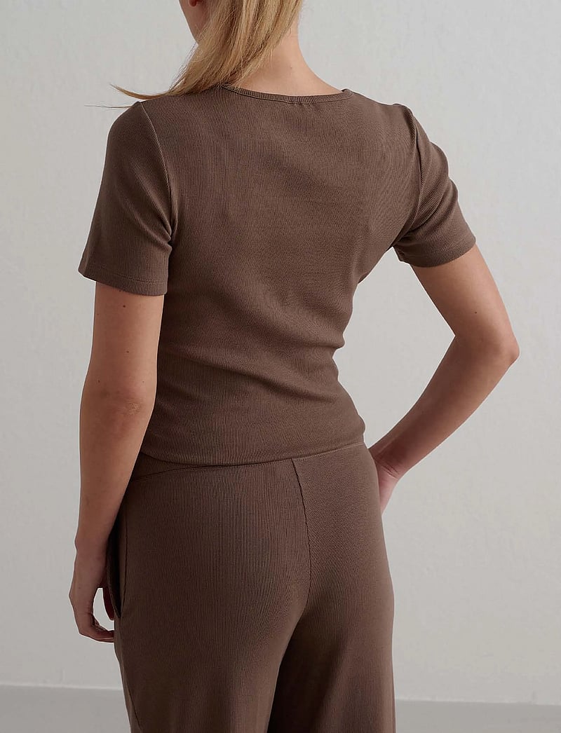 aim´n - Ease Ribbed Short Sleeve - t-shirts - macchiato - 4