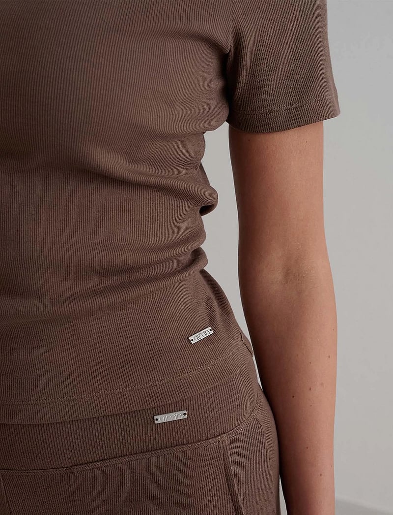 aim´n - Ease Ribbed Short Sleeve - t-shirts - macchiato - 5