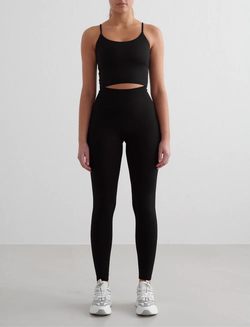 aim´n - Shape Seamless Strap Singlet - crop-tops - black - 3