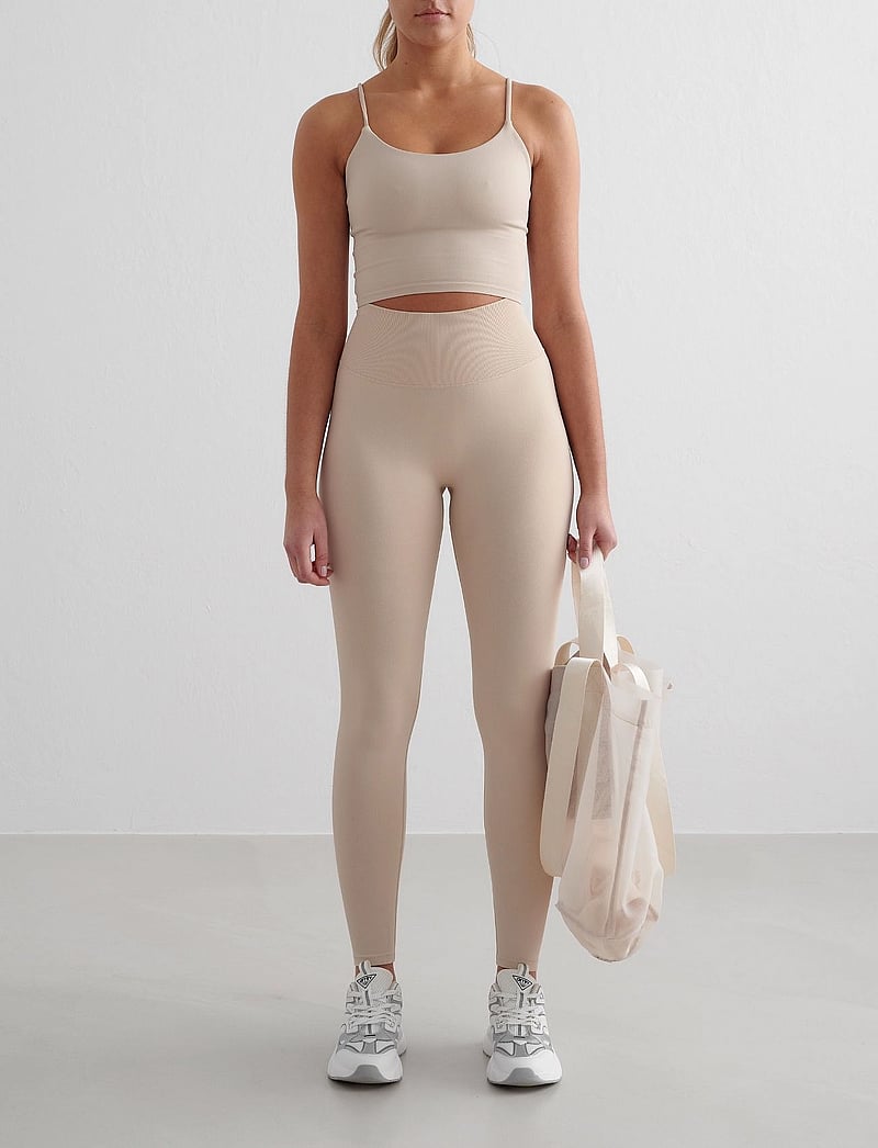 aim´n - Shape Seamless Strap Singlet - crop tops - clay - 5